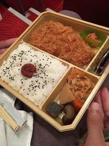 たっぷりロースかつ弁当.JPG
