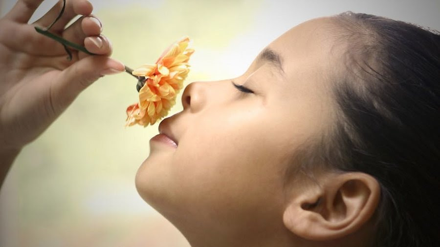 Smelling_flowers