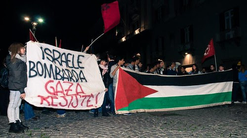 napoli: israele bombarda, gaza resiste