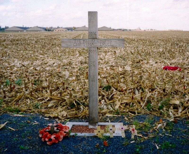 Ένας σταυρός στο Βέλγιο (Saint-Yvon - Ploegsteert; Comines-Warneton) που τοποθετήθηκε το 1999 ως μνημείο της Ανακωχής των Χριστουγέννων. Το κείμενο γράφει: "1914 – The Khaki Chum's Christmas Truce – 1999 – 85 Years – Lest We Forget (Η ανακωχή των φιλαράκων με το χακί — 1999 — 85 χρόνια — για θυμόμαστε)"
