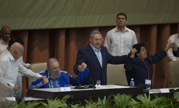 Fidel Castro en la clausura del VII Congreso del Partido Comunista Cuba. Foto: Ismael Francisco/ Cubadebate