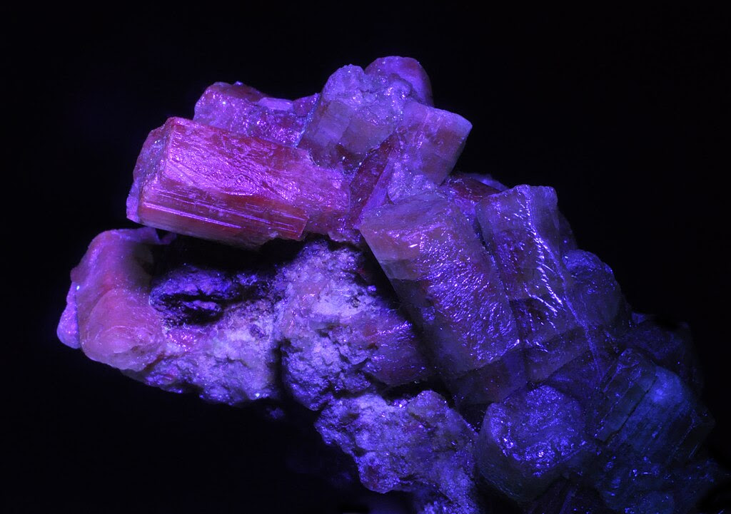 http://upload.wikimedia.org/wikipedia/commons/thumb/6/6e/B%C3%A9ryl_var._%C3%A9meraude_sous_U.V._%28Muzo_Mine_Boyaca_-_Colombie%29_2.jpg/1024px-B%C3%A9ryl_var._%C3%A9meraude_sous_U.V._%28Muzo_Mine_Boyaca_-_Colombie%29_2.jpg
