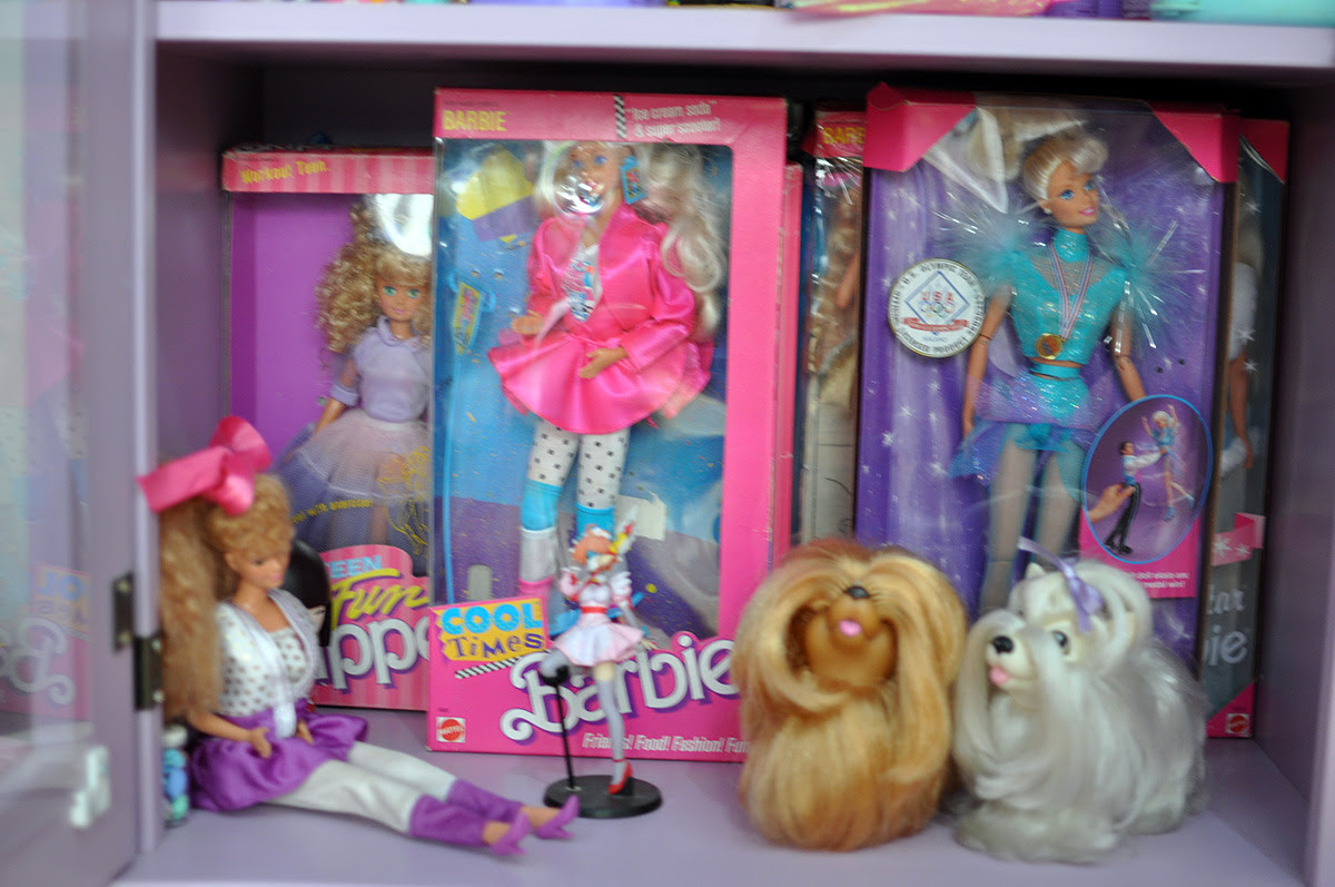 cristaleira com brinquedos e bonecas