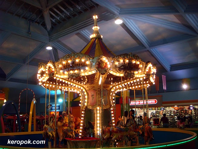 'Boring' Singapore City Photo: Carousel or Merry-go-round