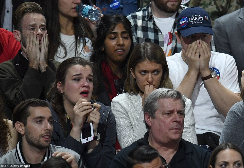 Apoiantes do candidato presidencial democrata Hillary Clinton reagir durante a noite da eleição no K. Javits Convention Center Jacob