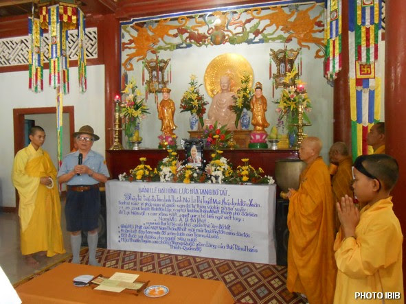 Huynh trưởng Lê Công Cầu đọc tiểu sử Htr Lê Thị Tuyết Mai và nói về ý nghĩa của Ngọn Đuốc Tự thiêu - Hinh PTTPGQT