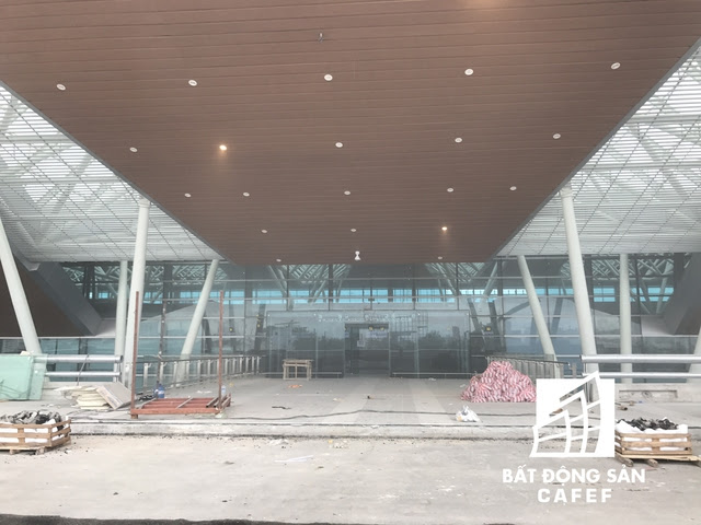  Nhà ga mới xây dựng trên diện tích 21.000 m2, diện tích sàn xây dựng 48.000 m2. Công trình nằm liền kề với nhà ga quốc nội hiện nay, được Bộ Quốc phòng bàn giao gần 12 ha đất quân sự để thực hiện dự án. 