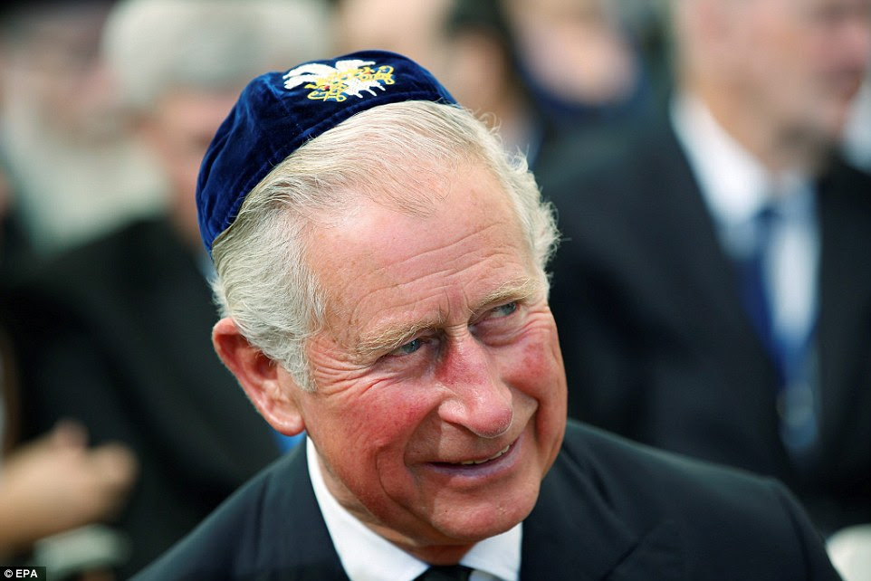 Príncipe Charles representou a família real no funeral - e sorriu para uma anedota durante a cerimônia