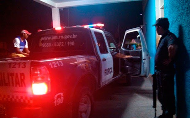 Vítimas do atropelamento foram socorridas pela polícia ao hospital de Caraúbas (Foto: Gidel de Morais)