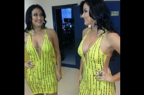 Apresentadora do SBT posta foto de vestido coladinho, Hellen Ganzarolli faz pose em frente ao espelho