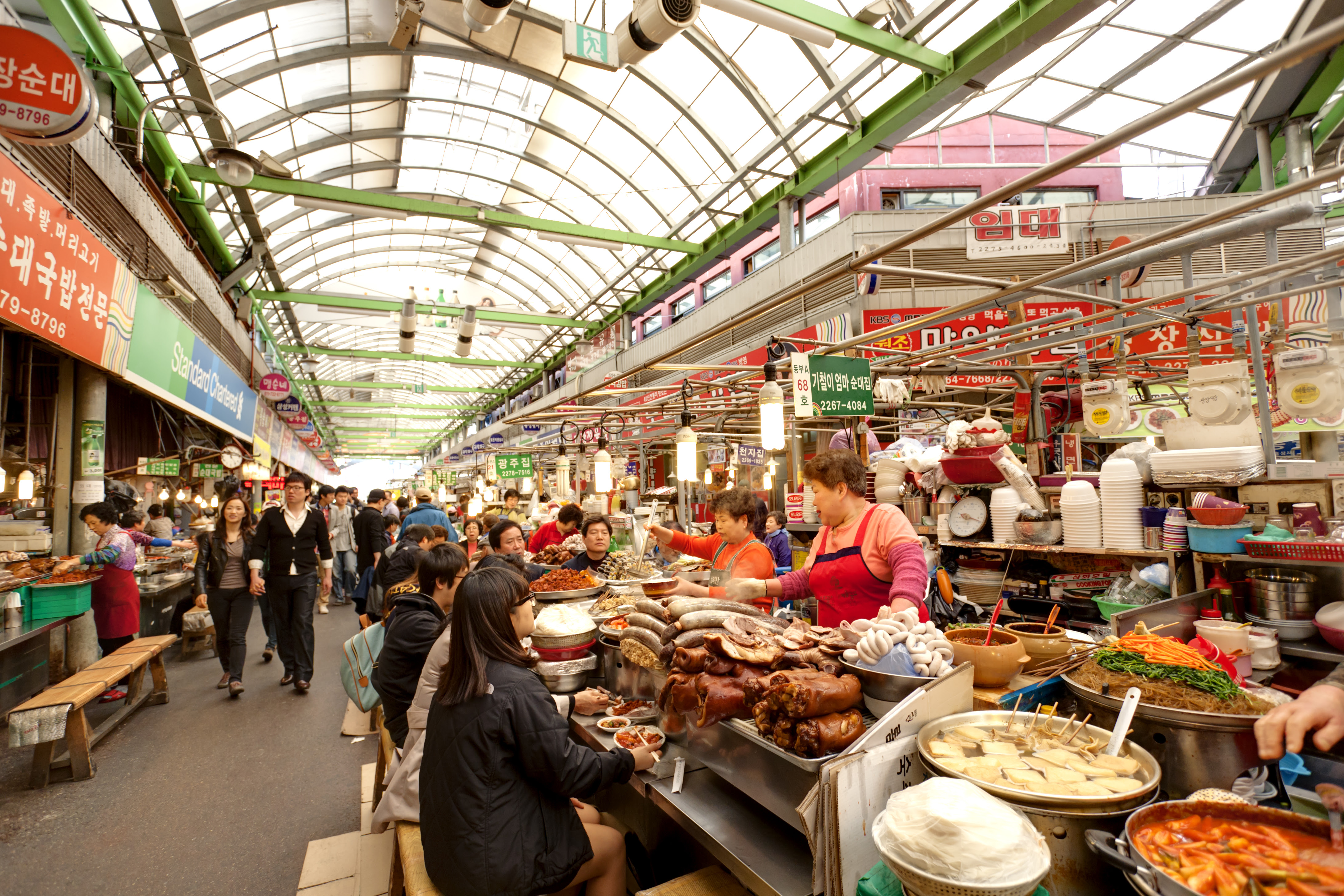 outdoor-food-market-in-italy-food