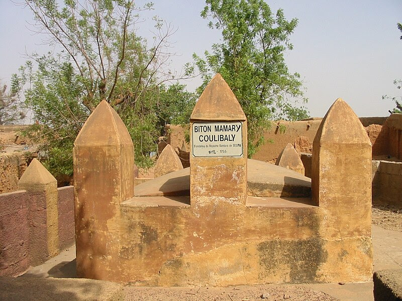 File:Tombe Biton Coulibaly.jpg