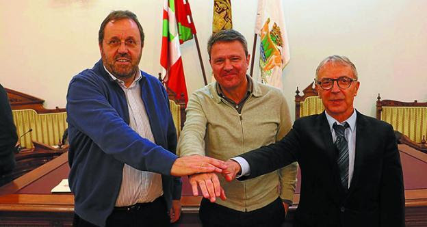 Sagarzazu, Santano y Ecenarro, alcaldes de Hondarribia, Irun y Hendaia, en el pleno de ayer./