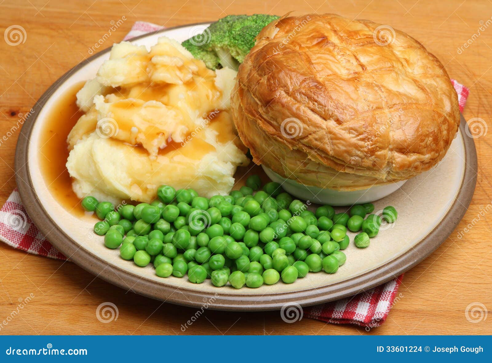 Steak Pie With Mash And Peas Stock Images - Image: 33601224