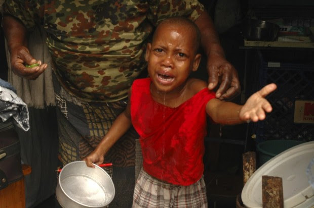 Ένα αγόρι κλαίει μετά από εισπνοή δακρυγόνων που ρίχτηκαν από τους αστυνομικούς κατά τη διάρκεια συγκρούσεων στην  Αϊτή.
