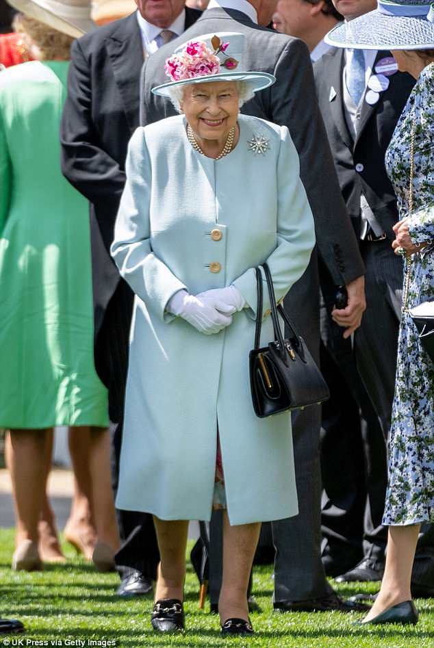 Convidado de honra! A Rainha estava toda sorridente hoje quando entrou no desfile do Royal Ascot, conhecido por ser um dos seus eventos favoritos do ano.