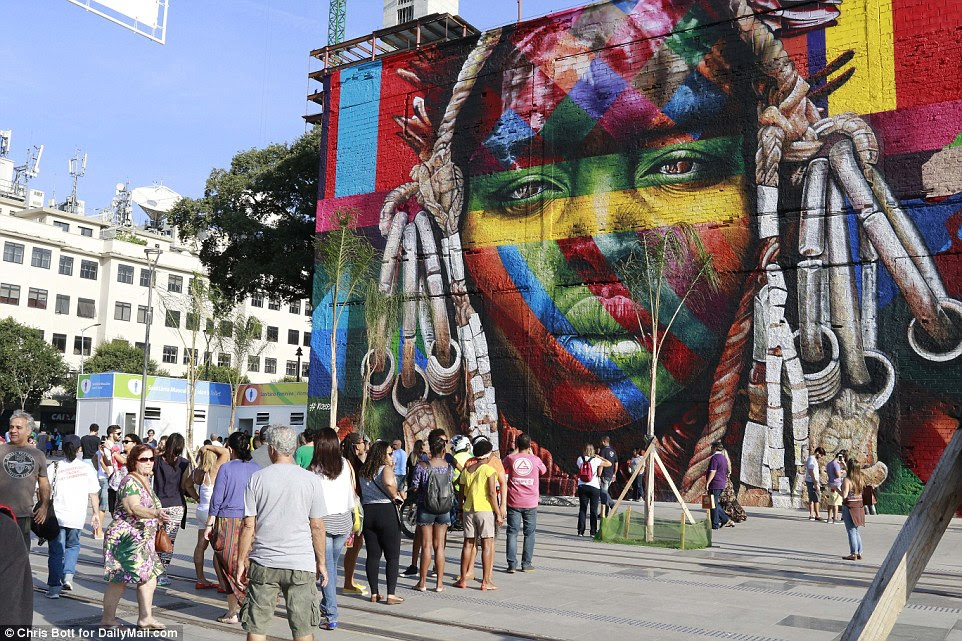 fan zone perto dos fãs Porto Mauá Boulavard Olimpico recolher cedo, antes da cerimônia começa milhas de distância no estádio do Maracanã
