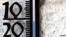 Minus 11 Grad Celsius zeigt dieses Thermometer am Freitag, 14. Dezember 2001 in Ludwigsburg. Die klirrende Kaelte soll laut Metereologen auch in den naechsten Tagen anhalten. (AP Photo/Thomas Kienzle) 