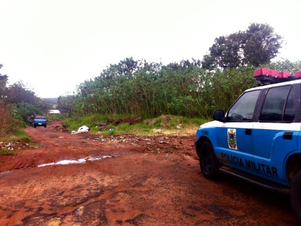 Policiais fazem buscas na região do Jardim Montevidéu, em Campo Grande (Foto: Gabriela Pavão/ G1 MS)