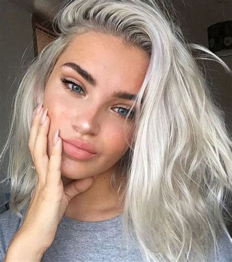 Cheveux platine gris - french hairstyle