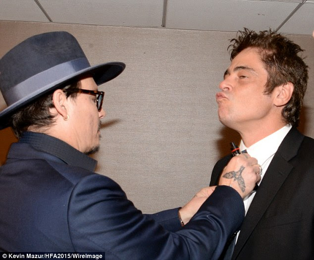 Hunter e Oscar reunida! Enquanto isso, nos bastidores do Beverly Hilton Hotel, Benicio recebeu um ajuste de gravata de seu Medo e Delírio co-estrela Johnny Depp