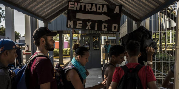 Resultado de imagen para Nueva caravana migrante ingresa a MÃ©xico tras romper portÃ³n en frontera