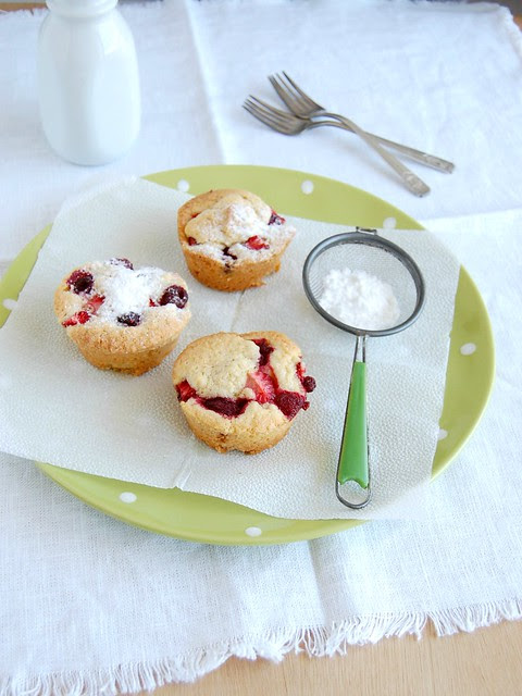 Marzipan and berry muffins / Muffins de frutas vermelhas e marzipã