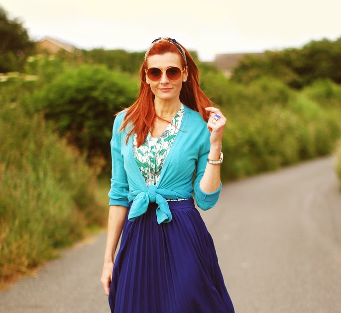 A Modern Take On 1950s Style | Blue Pleated Skirt & Vintage Sunglasses ...