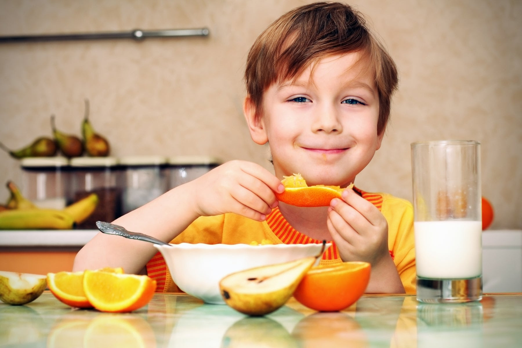 Niño comiendo una naranja