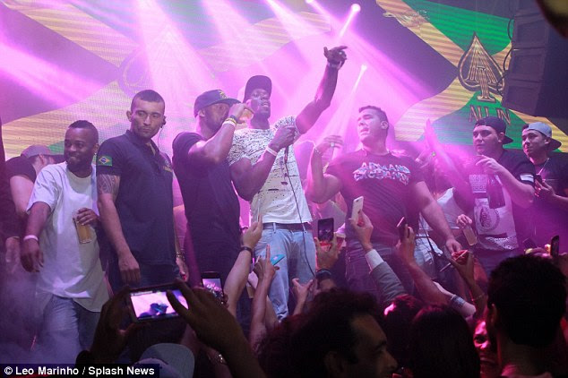 Parte: O velocista lendário estava cantando no palco do clube durante o seu 30º aniversário comemorações no Rio