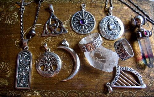 Résultat de recherche d'images pour "AMULETTES PORTE BONHEUR ,TALISMAN ET SAVON DU GRAND MAÎTRE MARABOUT D'AFRIQUE"