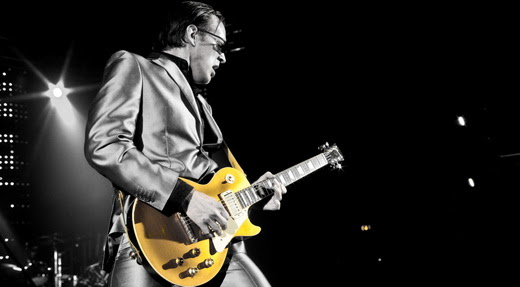 joebonamassa-3 O guitarrista também faz parte do Black Country Communion e produz e apresenta programa de rádio