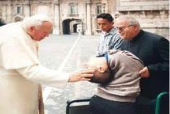 Claudio Oliveira em 2000, quando encontrou Papa João Paulo II, no Vaticano (Foto: Arquivo pessoal)