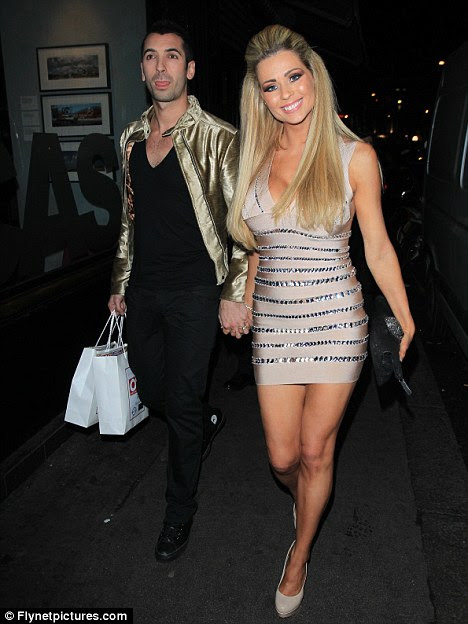 http://i.dailymail.co.uk/i/pix/2011/11/30/article-2067952-0EFE8F4F00000578-240_468x624.jpg