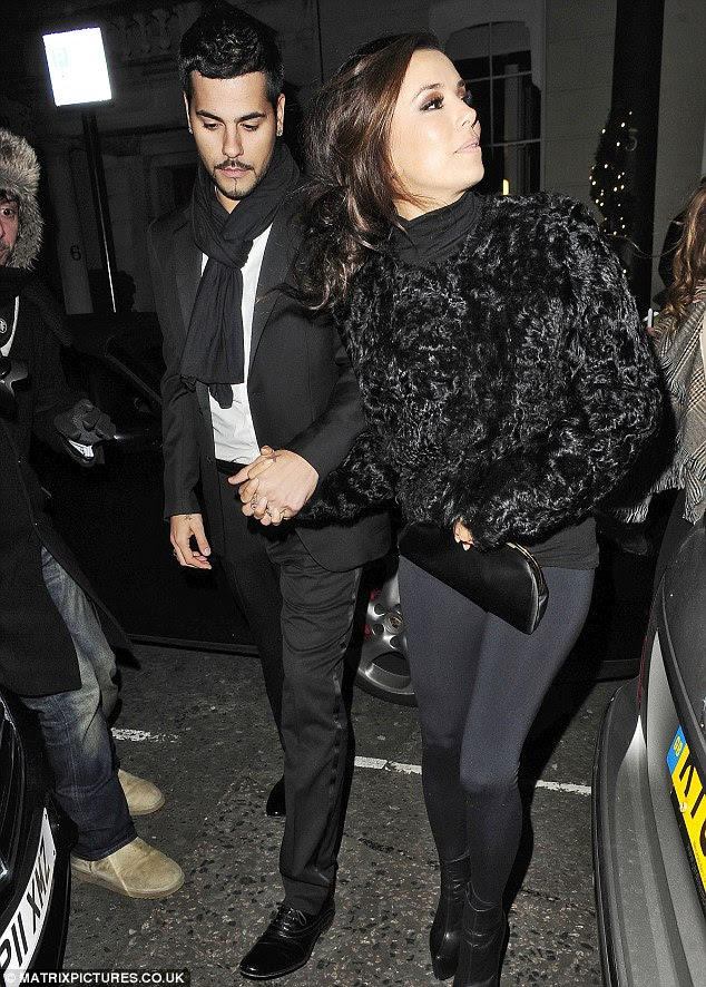 http://i.dailymail.co.uk/i/pix/2011/12/11/article-2072733-0F22BBF900000578-883_634x886.jpg
