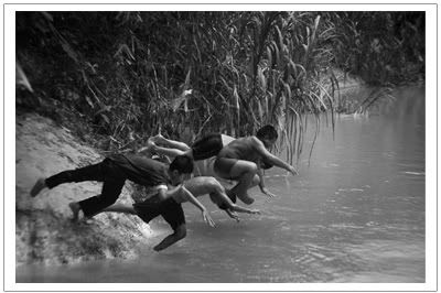 .: budak mandi sungai