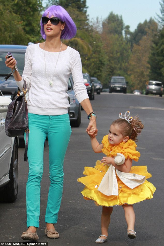 http://i.dailymail.co.uk/i/pix/2011/11/10/article-2059838-0E9AC95A00000578-151_634x954.jpg