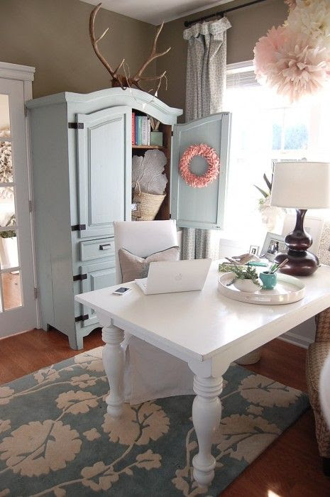 Great blog and ideas of where to buy discounted home goods. Adorable room