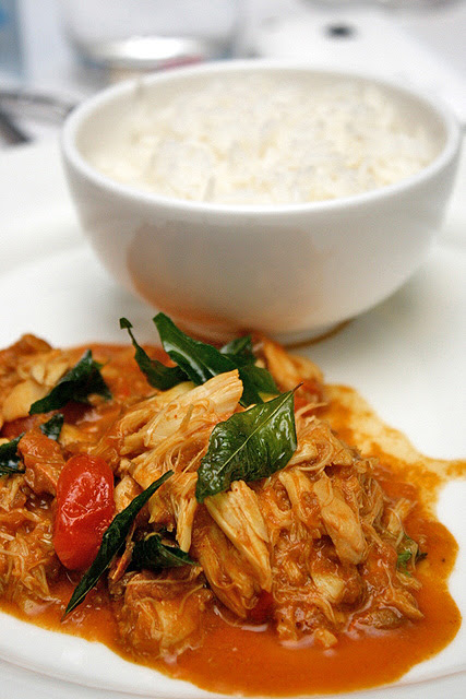 Kakuluwo: blue crab curry with coconut and rice. Sri Lankan dish.