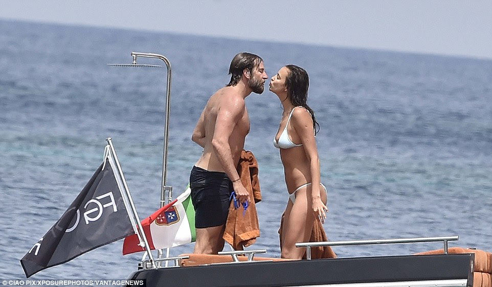 Tempo para o romance: O casal, que namora há 15 meses, inclinou-se para um beijinho carinhoso nos lábios