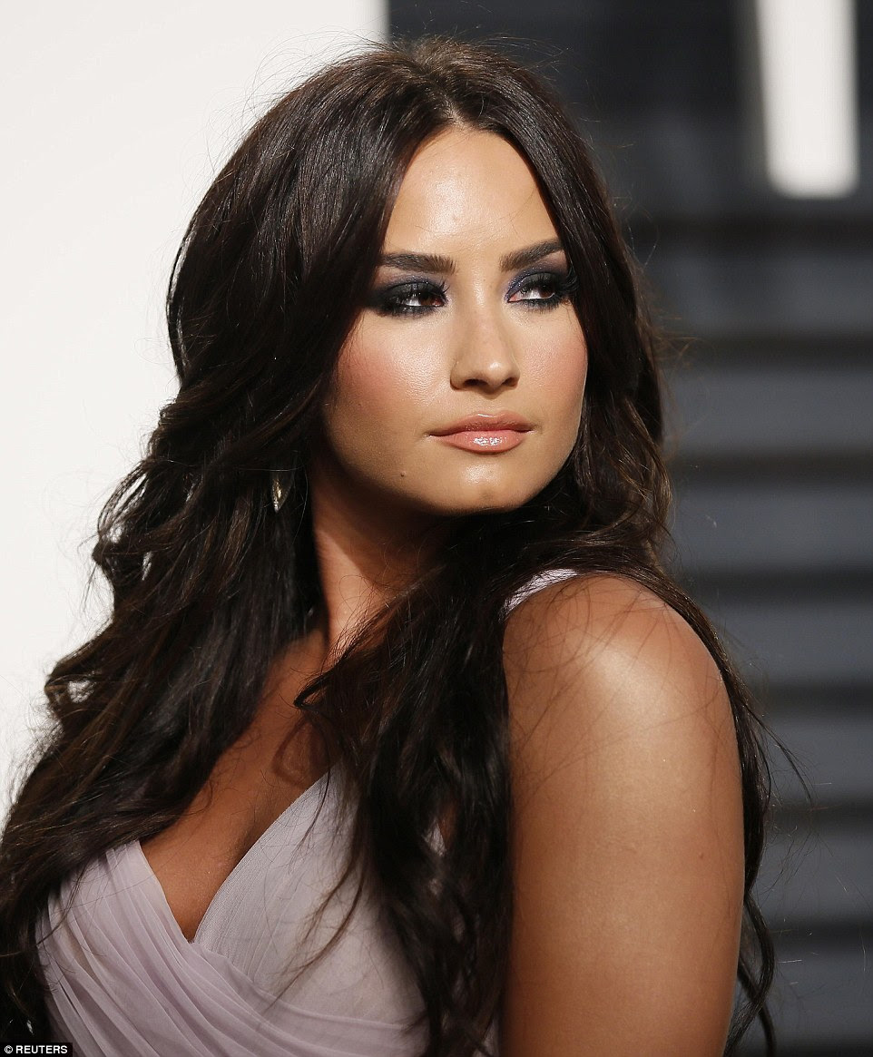 Fumando quente! Demi Lovato parecia incrível como ela foi para um conjunto extremamente ousado compreendendo um vestido lilac espumante com massas de material fazendo a saia cheia de corpo e mergulhando top