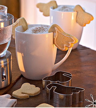 Cookie angel wings for your hot chocolate