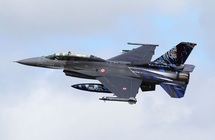 Segundo o piloto veterano, o F-35A sofreu muito para vencer um F-16D carregando dois enormes tanques subalares... (Imagem: jetphotos.net)