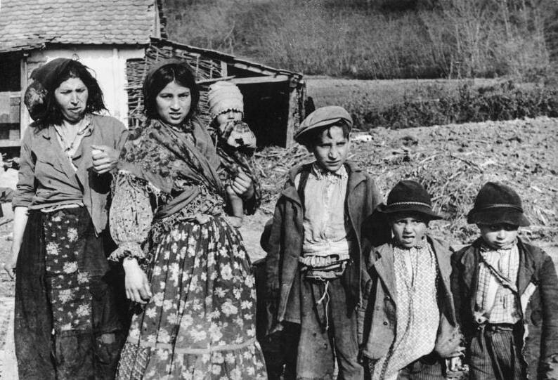 File:Bundesarchiv Bild 183-2004-0203-502, Bei Agram, kroatische Sinti und Roma-Frauen und Kinder.jpg