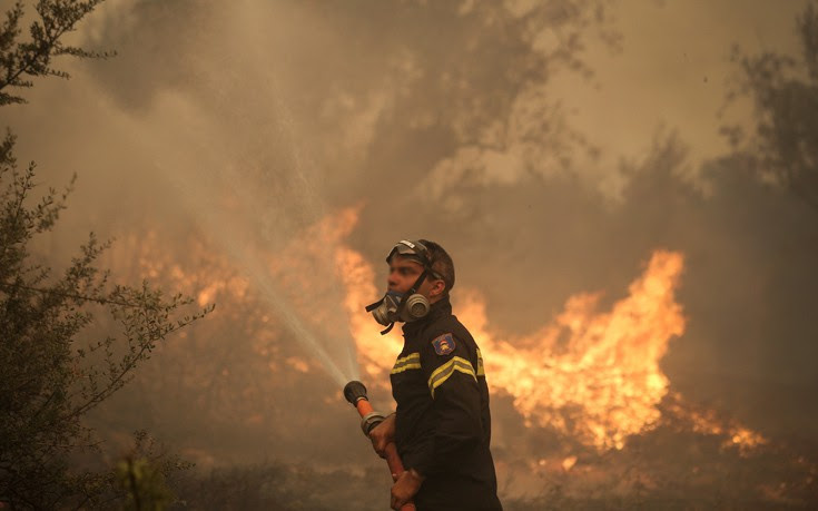 Ανεξέλεγκτη η φωτιά που έχει κυκλώσει τον Κάλαμο
