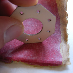 DAMASU Teile bearbeiten mit Sandpapier