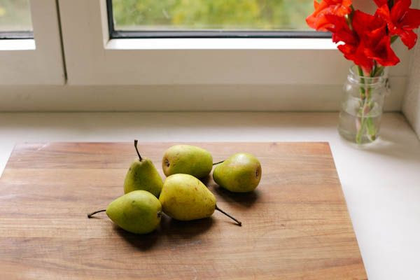 housetohaus: how to eat a pear