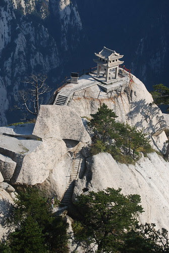 Der Chess Player Pavillon im Detail. Deutlich zu sehen die Treppen und die zerzausten Bäume.