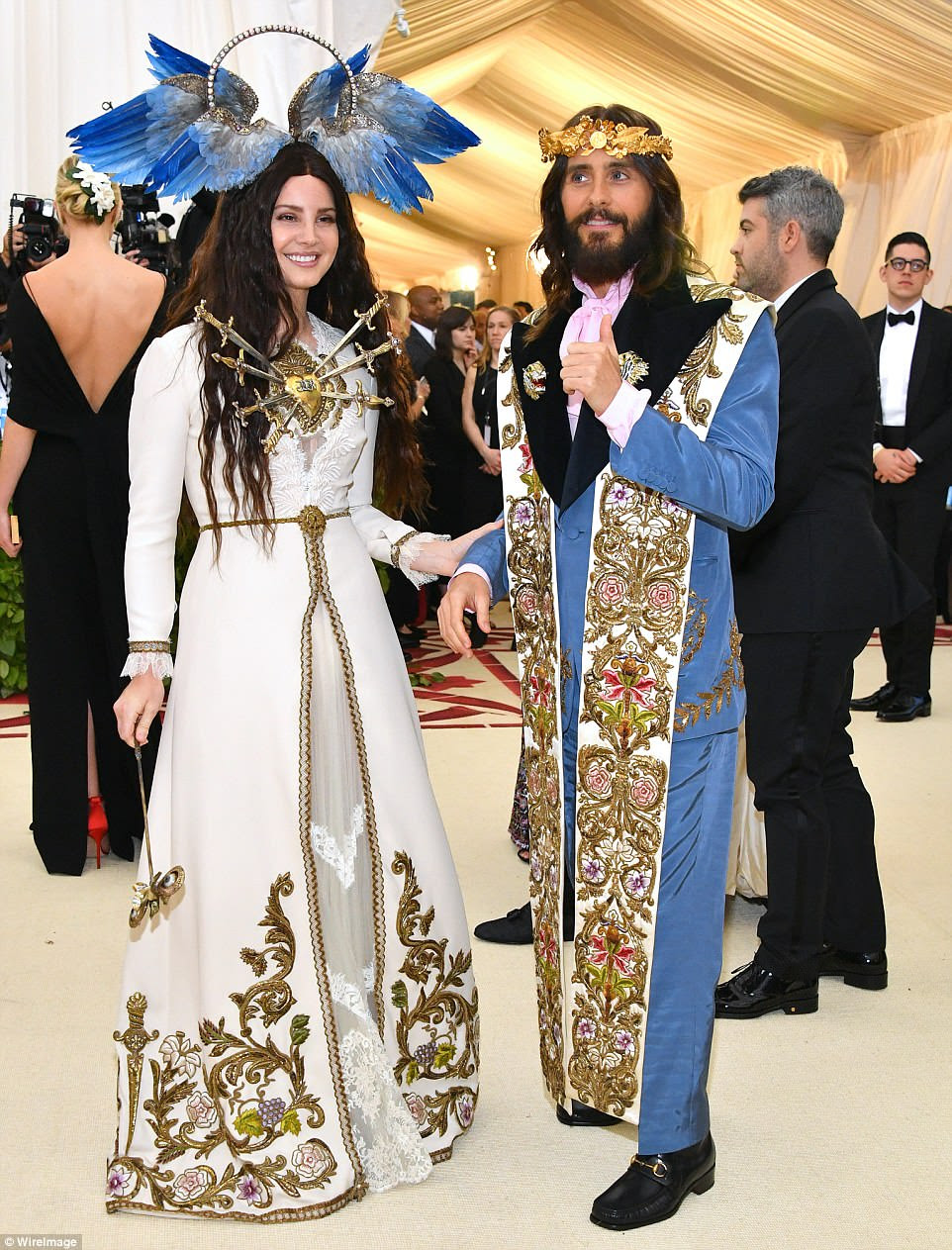 Levando isso longe demais? Jared Leto apareceu para se vestir como o próprio Jesus, enquanto Lana Del Ray usava várias asas de pássaros em sua cabeça como parte de um acessório ornamentado, bem como várias adagas de ouro apontadas para seu coração.Â