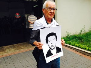 Anivaldo Padilha, que foi torturado e participou do evento com imagem de um amigo desaparecido no período da ditadura (Foto: Márcio Pinho/G1)